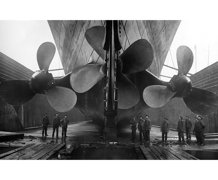 Suya indirilmeden önce Belfast’taki tersanede gemi kızağında duran Titanic’in pervaneleri (1912)