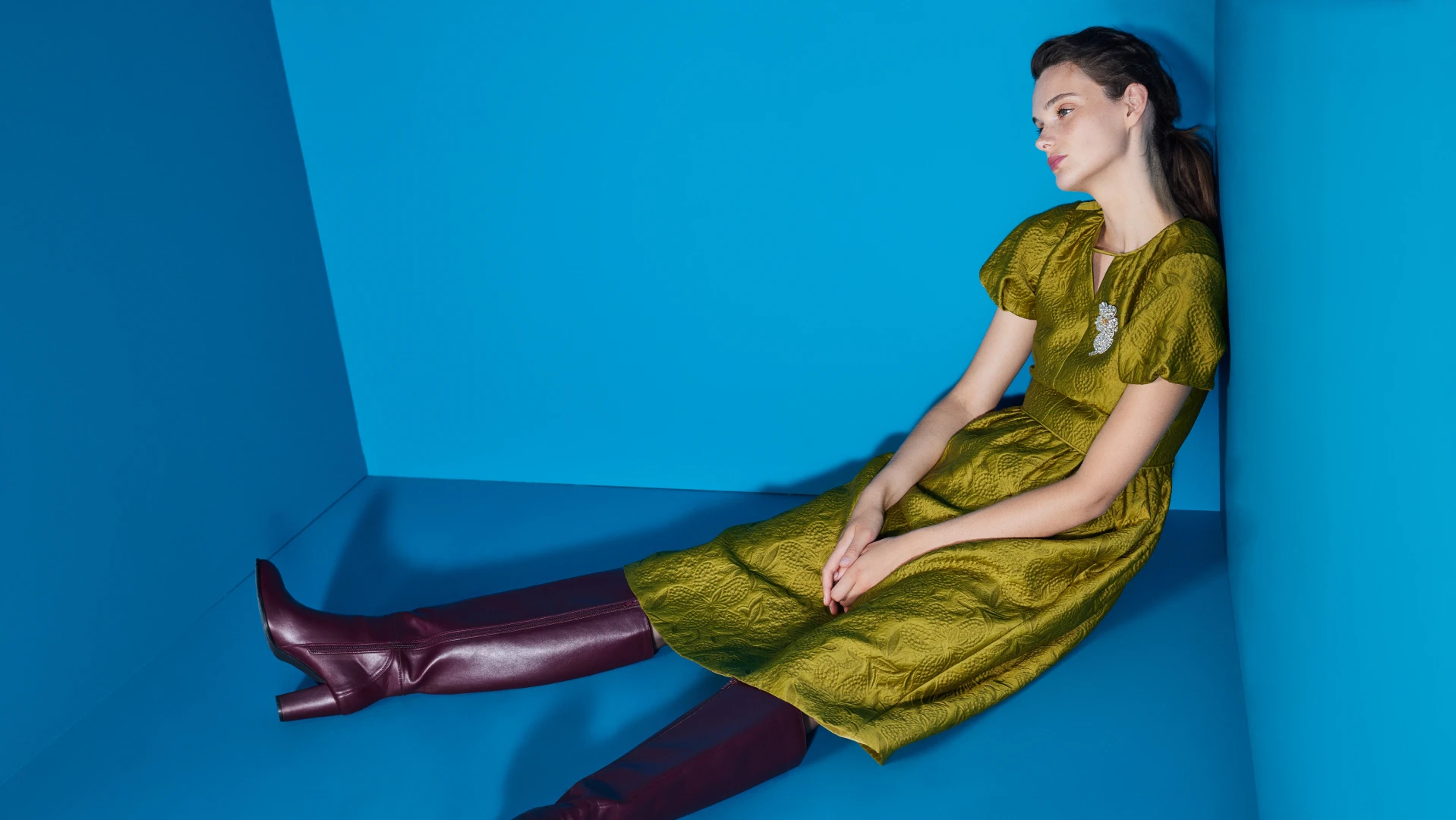 In Machka's new collection, you can discover tips on incorporating the indispensable tone-on-tone fashion and vibrant floral patterns into your office wardrobe. Read on to learn more. resim eng