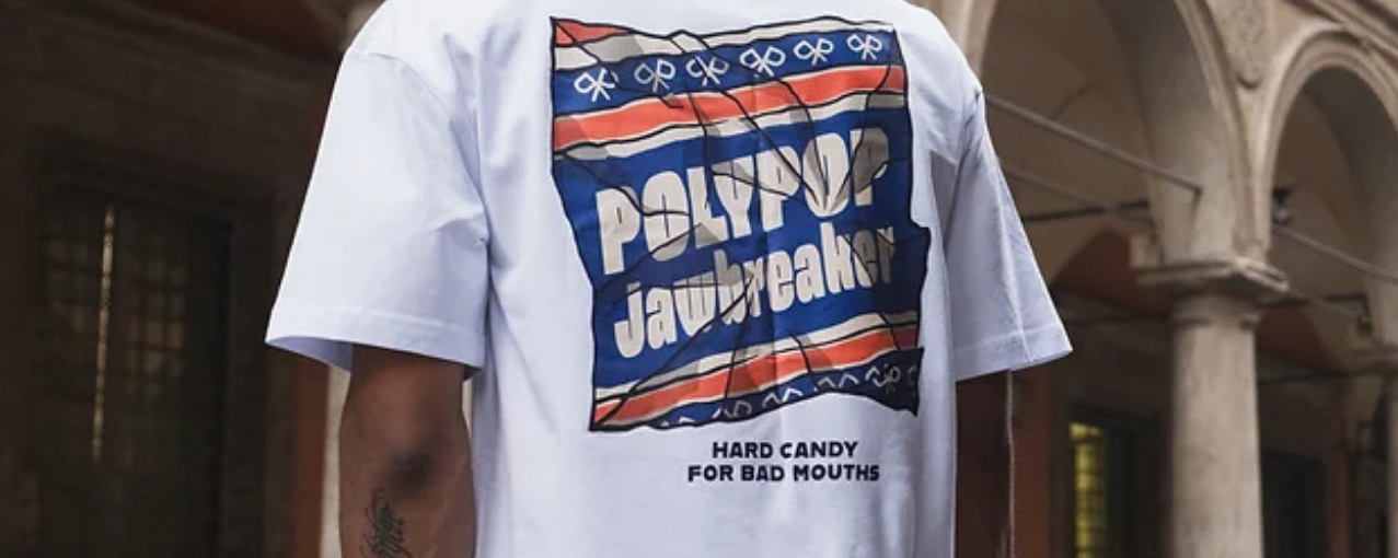 Sokak modası, hip-hop ve skate kültürlerinin etkisiyle 1980'lerin sonlarında ve 1990'ların başlarında Amerika'da doğdu. Bu stil, rahat kesimler, grafik tişörtler ve sneaker'larla kendini ifade etmenin bir yolu haline geldi. Streetwear, sadece bir trend değil, aynı zamanda bireyselliği kutlayan ve özgürlüğü ön planda tutan bir yaşam biçimi… Adsız tasarım (13)